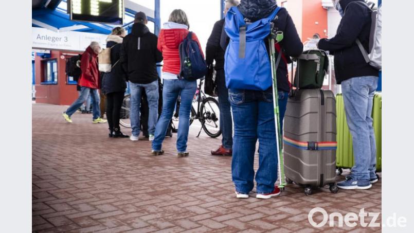 Schlangen statt Entspannen: Urlauber am Terminal der Wyker Dampfschiffs-Reederei In Schleswig-Holstein. Bild: Frank Molter/dpa