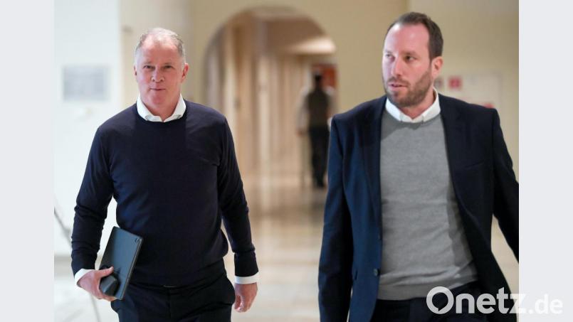 Geschäftsführer im Gleichschritt: Michael Ströll (rechts) mit seinem Kollegen Stefan Reuter. Ströll führt beim FC Augsburg die Finanzgeschäfte, Reuter ist beim Bundesligisten für das Sportliche zuständig. Bild: Arne Dedert/dpa