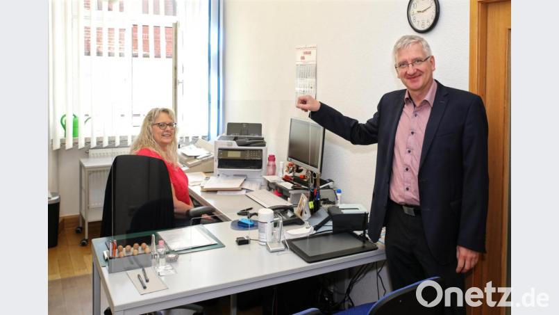 Bürgermeister Johannes Reger im Einwohnermeldeamt mit Standesbeamtin Ilona Bauernschmidt. Plexiglasscheibe, Desinfektionsmittel und Mund-/Nasenschutz gehören zu den Vorsichtsmaßnahmen. Bild: JOCHEN NEUMANN
ERBENDORF