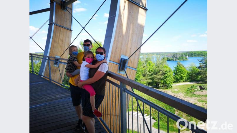 Bis aus Regensburg kamen Besucher nach Steinberg zur Holzkugel, wie beispielsweise Familie Becker mit den Kindern Maja und Anuschka. Bild: Michaela Zeller/exb