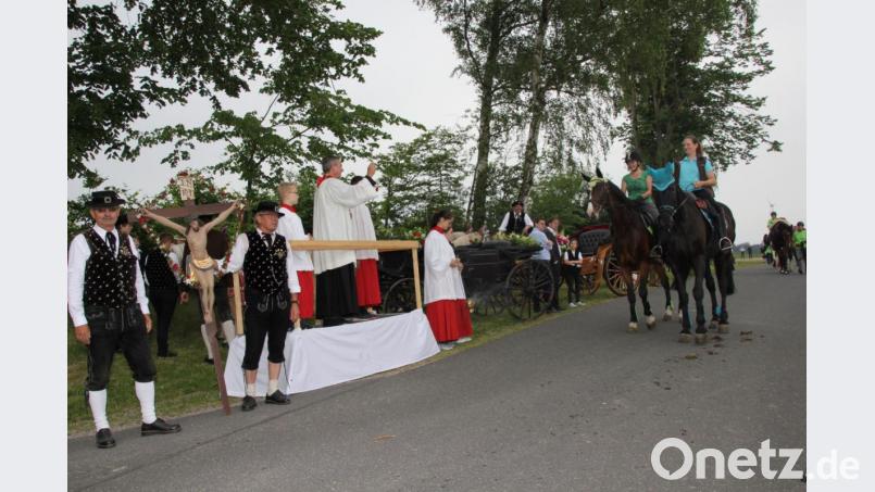 Der Vorsitzende und Geschäftsführer der Haflingerzüchter Lorenz Gebert und Kassier Georg Bauer in Festtracht (v.l.) begrüßen beim Pfingstritt bei der Pferdesegnung durch Pfarrer Josef Irlbacher ihre Gäste beim Pfingstritt. Schweren Herzens mussten sie diesen aufgrund der Coronaepidemie absagen. Bild: ads