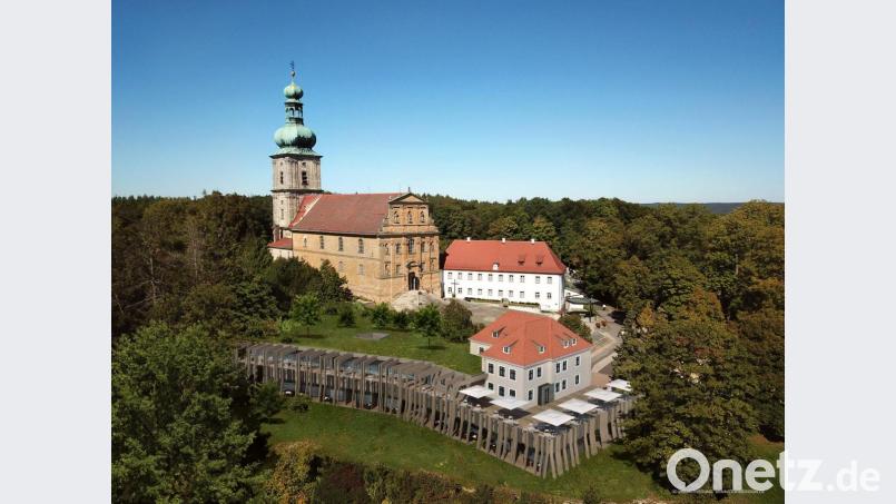 Diese Animation zum Bauvorhaben Sanierung und Erweiterung der Gaststätte auf dem Mariahilfberg hat der Architekt Georg Zunner Ende 2019 dem Bauausschuss des Amberger Stadtrats vorgelegt. Die Ansicht zeigt von Süden, wie das Projekt vor dem Hintergrund der Mariahilfbergkirche einmal aussehen soll. Bild: exb