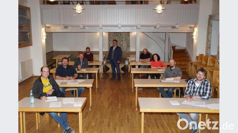 Der neue Gemeinderat im Jugendheim bei seiner ersten Sitzung. Zu Beginn wurden Peter Rettinger, Benedikt Huber (Dritter und Vierter von links), Benedikt Mösbauer und Monika Ferstl (Zweiter und Dritte von rechts) von Bürgermeister Manfred Dirscherl (Mitte) vereidigt. Bild: mm