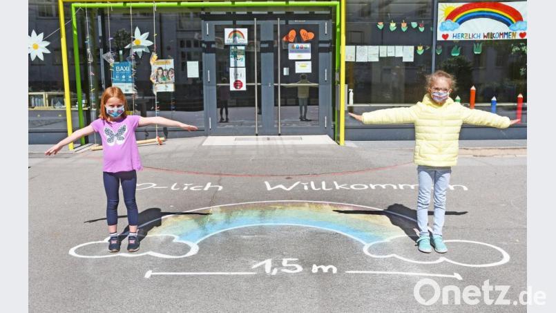 Mit Abstand und Maske: Die Erstklässler der Grundschule Neustadt/WN wissen wie&#039;s geht. Bild: Gabi Schönberger