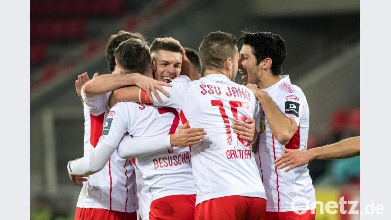Der SSV Jahn Regensburg empfängt am Samstag Holstein Kiel zum Wiederbeginn der 2. Fußball-Bundesliga. Auf Gruppenkuscheln nach Treffern müssen die Jahn-Profis gemäß dem DFL-Hygienekonzept aber verzichten. Bild: Matthias Balk/dpa