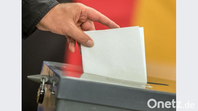 Stimmzettel, auf denen der Name nicht eindeutig einer Person zuzuordnen sind, wirbeln die Wahl des Zweiten Bürgermeisters in Neustadt durcheinander. In wenigen Tagen wird das Ergebnis erwartet, ob die Abstimmung korrekt ablief. Bild: Michael Kappeler/dpa