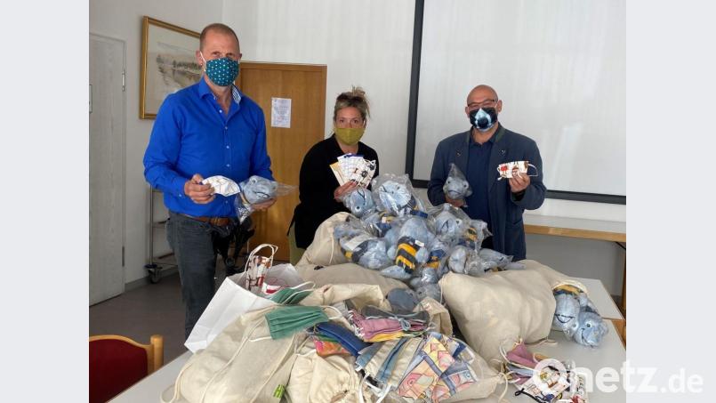 Christoph Imbach, Elke Reinhardt und Wolfgang Reiner (von links) verteilen die Schutzmasken und Stofftiere an bedürftige Menschen im Landkreis Bild: Hirsch
