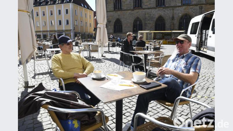 Reinhard Schmid (links) und Wolfgang Ignatz haben es vermisst, sich zu einem Frühstücks-Kaffee zu treffen. Manche der Vorschriften halten die beiden Freunde aber für übertrieben. Bild: Petra Hartl