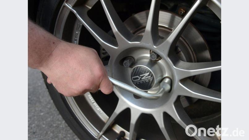 Der Täter machte sich an den Radmuttern zu schaffen. Symbolbild: Peter Steffen