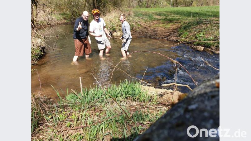 Das war eine der Aufgaben bei der Schnitzeljagd: Ein Bild senden, bei dem die Teilnehmer barfuß im Flembach stehen. Bild: exb