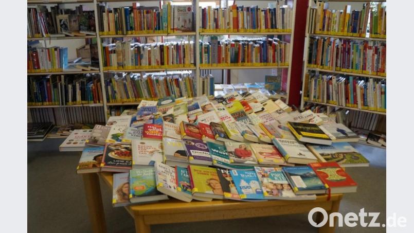 Die Stadtbücherei ist wieder zu den gewohnten Zeiten geöffnet und bietet eine große Zahl an neuen Medien an. Interessante neue Bücher sind auf Extratischen ausgestellt. Bild: weu