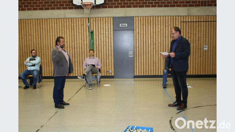 Markus Thumfart legt vor Bürgermeister Thorsten Hallmann den Amtseid als Gemeinderatsmitglied ab. Er übernimmt das bisher von Regina Götz ausgeübte Mandat in der FWG-Fraktion. Bild: bjp