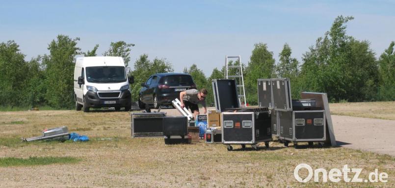 Der Betrieb eines Freilichtkinos bedarf einer aufwendigen Technik. Sie wurde am Montag installiert. Auf dem Gelände in der Industriestraße in Wackersdorf ist Platz für 250 Autos. Bild: Hirsch