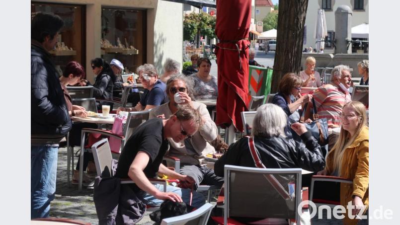 Die Tische vor dem Markthaus am Oberen Markt sind gut besetzt. Bild: Kunz