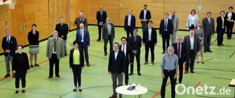 Der Kreistag des Landkreises Schwandorf ist am Montag zu seiner ersten Sitzung nach der Kommunalwahl im März zusammengetreten. Bei der Zusammenkunft, die in der Oberpfalzhalle über die Bühne ging, wurden 26 neue Kreistagsmitglieder (unser Bild) vereidigt. Bild: Gerhard Götz