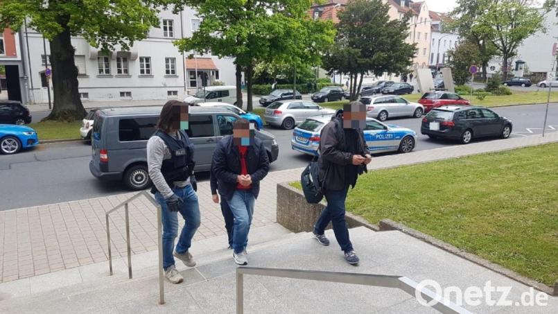 Darauf haben die Weidener Ermittler lange hingearbeitet: Polizisten führen Rayan S. (Mitte) ins Weidener Gerichtsgebäude. Bild: exb