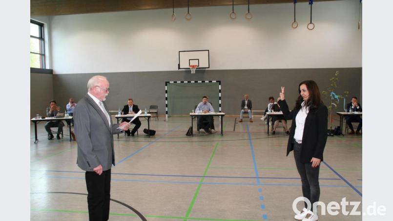 Feierlicher Moment in der nüchternen Atmosphäre der neuen Sporthalle: Gerhard Greger, ältestes Mitglied im Waldershofer Stadtrat, nahm der neuen Bürgermeisterin Margit Bayer den Diensteid ab. Bild: fpoz