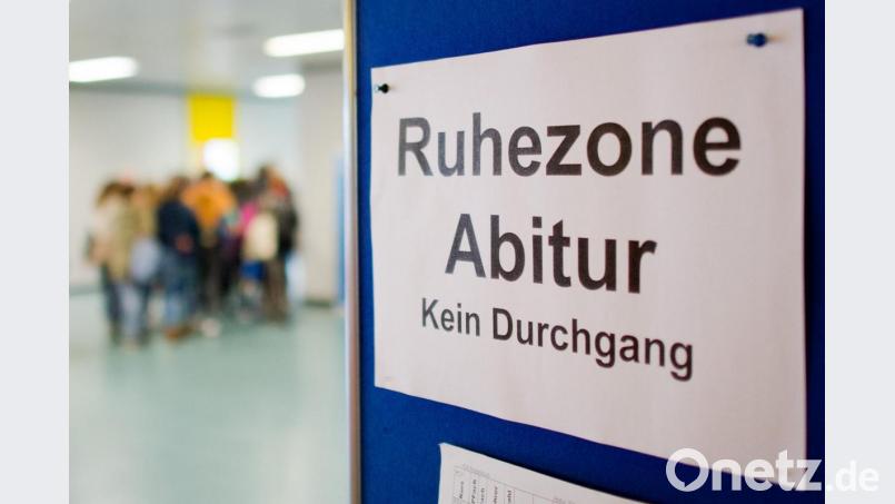 Ein Schild „Ruhezone Abitur“ hängt auf blauem Hintergrund und weist auf die Abiturprüfungen hin. Foto: Julian Stratenschulte/dpa/Archivbild Bild: Julian Stratenschulte