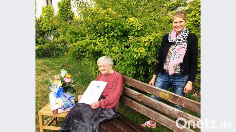 Die 100-jährige Elisabeth Loos (links) feiert ihren Jubeltag im Seniorenheim in Kastl. Zu diesem besonderen Tag gab es zahlreiche Glückwünsche der Familie, aus der Politik und den evangelischen Kirchengemeinden Alfeld und Illschwang. Heimleiterin Monika Breunig (rechts) wacht dabei mit Argusaugen auf die Einhaltung der Hygienevorschriften wegen Corona und freut sich, dass ihre älteste Heimbewohnerin noch so gesellig und geistig beweglich ist. Bild: jp