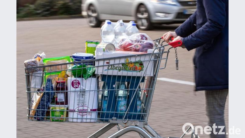 Ein Einkaufswagen verursachte Blechschaden in Höhe von rund 1000 Euro in Sulzbach-Rosenberg. Er hatte sich nach dem Ausladen verselbstständigt. Symbolbild: Jens Büttner/dpa