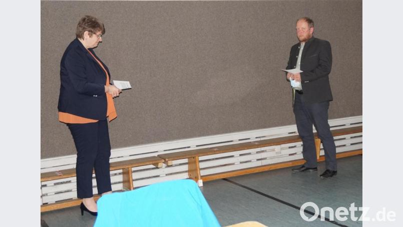 Zum Dritten Bürgermeister wurde Thomas Köppl (rechts) gewählt. Anita Foster nahm ihm den Amtseid ab. Bild: weu