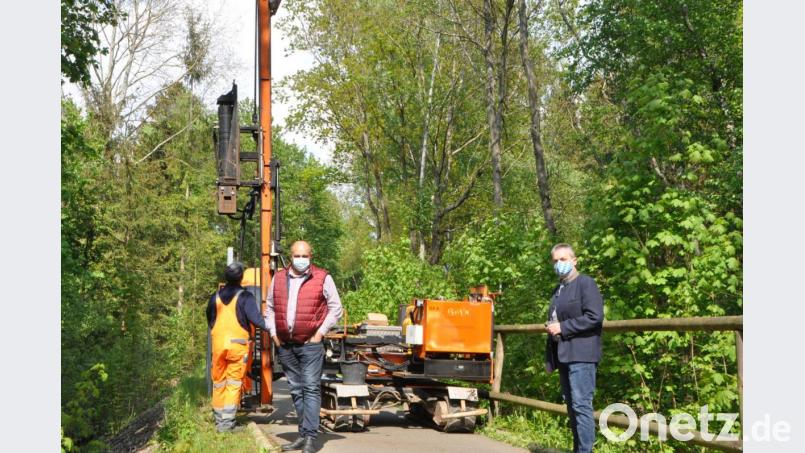 Unter lautem Getöse und Hämmern werden die Stahlpfostenhalterungen in die Erde gerammt. Bürgermeister Andreas Wutzlhofer (rechts) und Außendienstleiter Karl Frey (Mitte) überzeugen sich vom Einbau. Bild: dob
