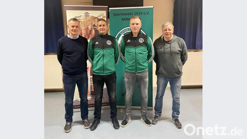 Martin Schuster (Zweiter von rechts, bei seiner Vorstellung in Mitterteich im Januar) übernimmt ab 1. Juni das Traineramt beim SV Mitterteich. Bild: exb