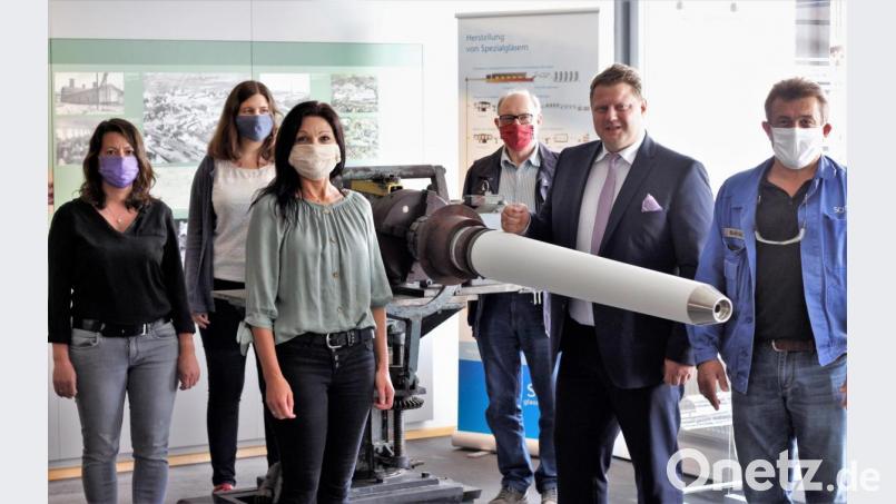 Sie freuen sich über das besondere neue Ausstellungsstück: (von links) Nicole Schuller vom Museums-Team, Museumsfachkraft Barbara Habel, Marion Papsch vom Museums-Team, Rainer Gottas, Bürgermeister Stefan Grillmeier und Stadtrat und Schott-Mitarbeiter Klaus Schuller. Bild: Schott AG/exb