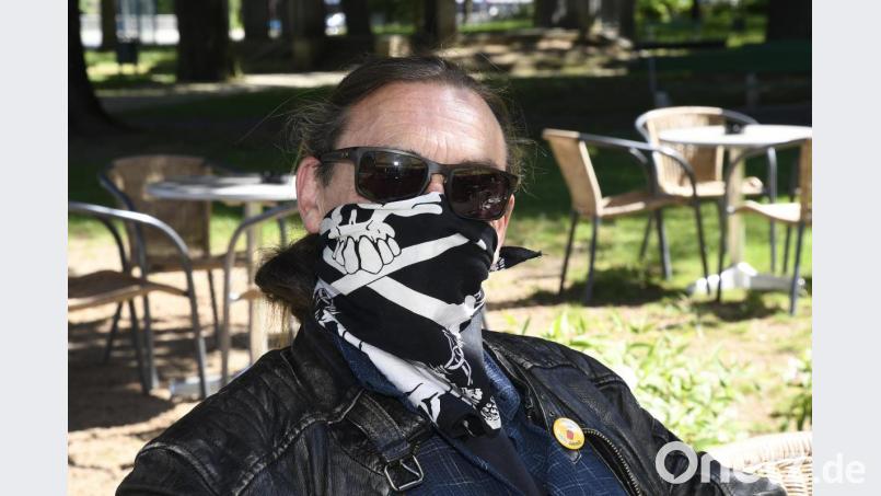 Josef Köferl (58) freut sich im Eiscafé Rossini im Englischen Garten auf ein Frühstücken mit Kaffee und Zigarre. Für den ersten Besuch nach zwei Monaten geschlossener Gastro-Betriebe hat sich der selbstständige Landschaftsgärtner extra eine Auszeit genommen. Bild: Petra Hartl