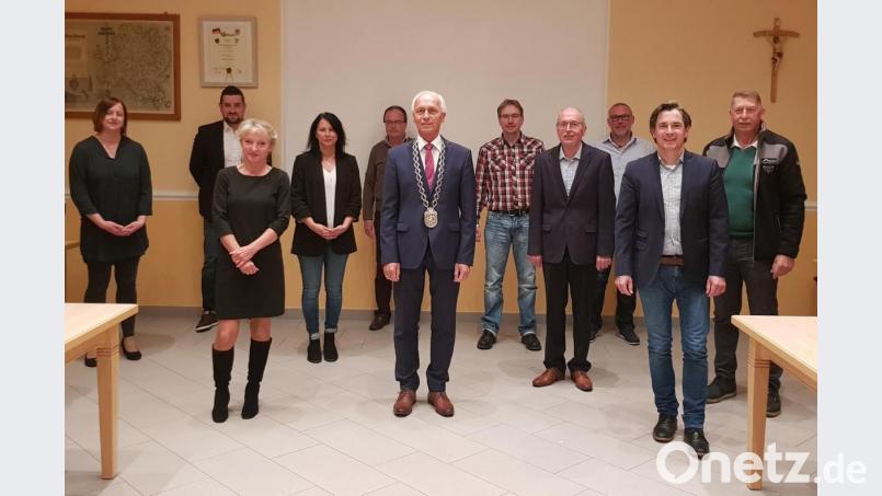 Der Neusorger Gemeinderat nach der Vereidigung. Nicht im Bild sind Corinna Hostalka sowie Oliver Becher, dessen Vereidigung als neuer Zweiter Bürgermeister in der nächsten Sitzu ng nachgeholt wird. Bild: exb