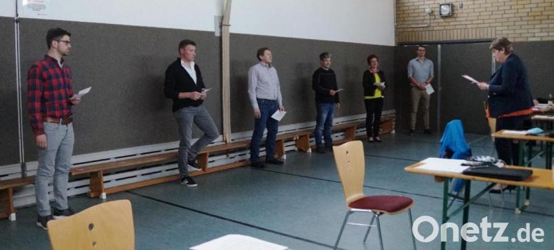 Andreas Rückerl, Markus Markl, Walter Böckl, Alexander Köppl sowie Roswitha Lindl und Stefan Ebenschwanger (von links) wurden von Bürgermeisterin Anita Forster als Gemeinderäte vereidigt. Bild: weu