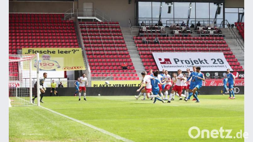 Es war übersichtlich im Jahnstadion Regensburg gegen Holstein Kiel. Bild: Alexander Hassenstein/dpa