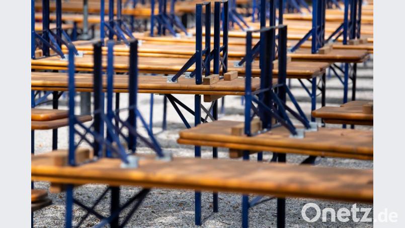 Gestapekle Tische und Bänke in einem Biergarten. Foto: Sven Hoppe/dpa/Symbolbild Bild: Sven Hoppe