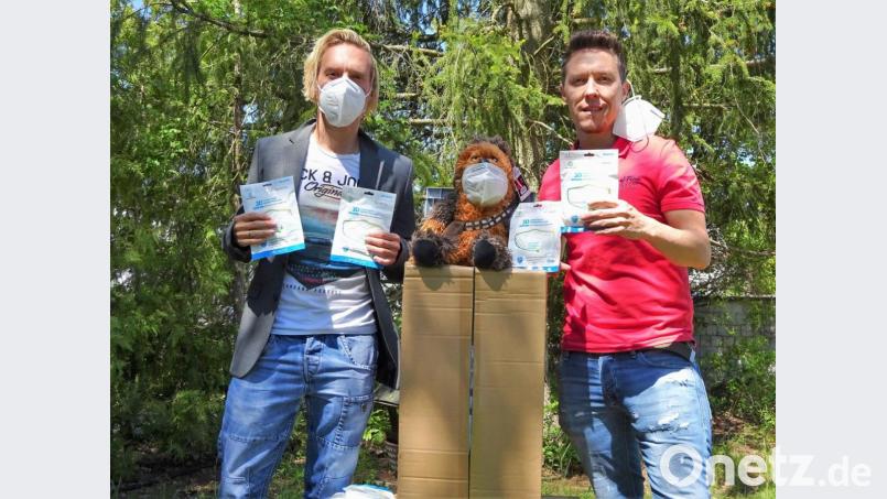 Die Brüder Christoph (links) und Christian Kunze, Geschäftsführer der Walter Kunze GmbH, haben FFP2-Masken aus bestellt - und sind dabei auf fälschlicherweise erhobenen Zollgebühren sitzen geblieben. Bild: Walter Kunze GmbH