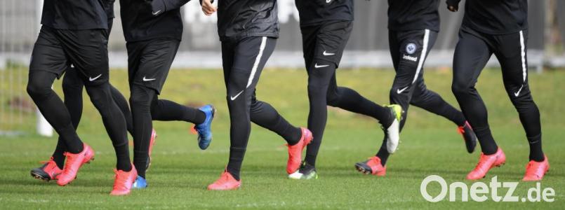 Viel zu wenig Abstand: So darf es aktuell nicht zugehen auf dem Trainingsplatz. Die meisten Fußballvereine in der Region haben, obwohl offiziell möglich, den eingeschränkten Trainingsbetrieb noch nicht aufgenommen. Bild: Arne Dedert