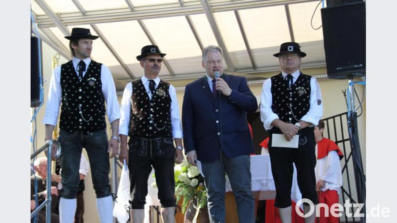 Landrat Richard Reisinger (Zweiter v.r.) im Beisein von der Haflingervorstandschaft Robert Zimmermann, Lorenz Gebert und Georg Bauer (v.l.) lässt es sich kein Jahr nehmen, beim Pfingstritt in Kemnath Präsenz zu zeigen und diese Traditionsveranstaltung als Aushängeschild des Landkreises aufgrund seiner hohen kulturellen, kirchlkichen und gesellschaftlichen Bedeutung zu würdigen. Bild: ads