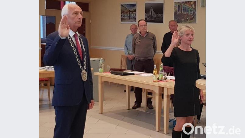 Peter König vereidigt Ernie Bühl als Dritte Bürgermeisterin. Bild: exb