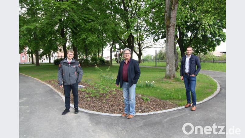 Noch ist - auch &quot;coronabedingt&quot; - nicht alles perfekt, doch freuen sich Bürgermeister Bernhard Stangl (Mitte), Verwaltungsleiter Christian Moller (rechts) und Bauamtsmitarbeiter Lukas Emmerich, die Professor-Dietl-Anlage nach nahezu abgeschlossener Neugestaltung wieder den Bürgern als Ruhepol und grüne Lunge übergeben zu können. Bild: bjp