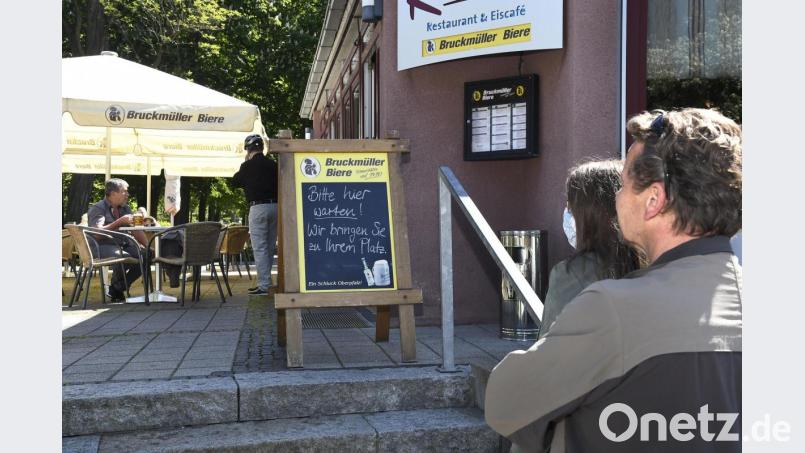 Im Eiscafé Rossini warten Kunden am Eingang zur Terrasse, bis ihnen die Bedienung einen Platz zuweist. Besonders am Vatertag erwartet das Lokal einen großen Andrang. Bild: Petra Hartl