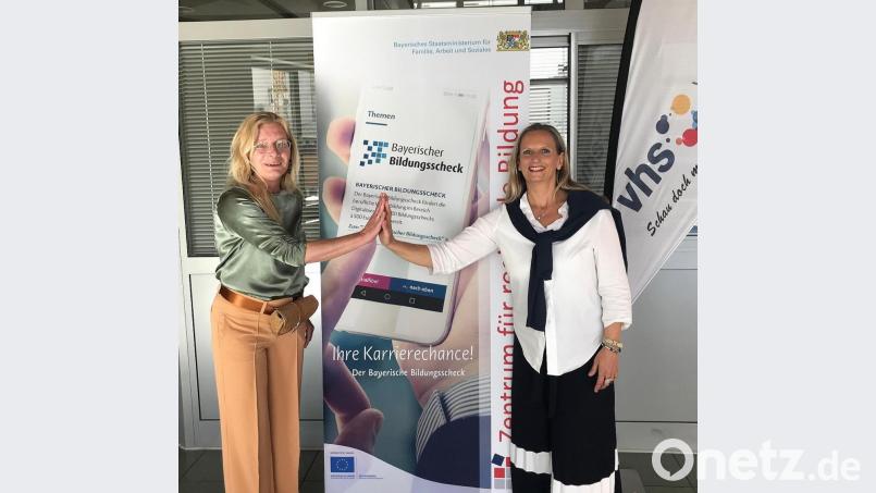 Die Weiterbildungsinitiatorinnen Dagmar Bock (links) und Susanne Kriesche stellten noch vor der Coronakrise den Bayrischen Bildungsscheck vor. Bild: Bühner
