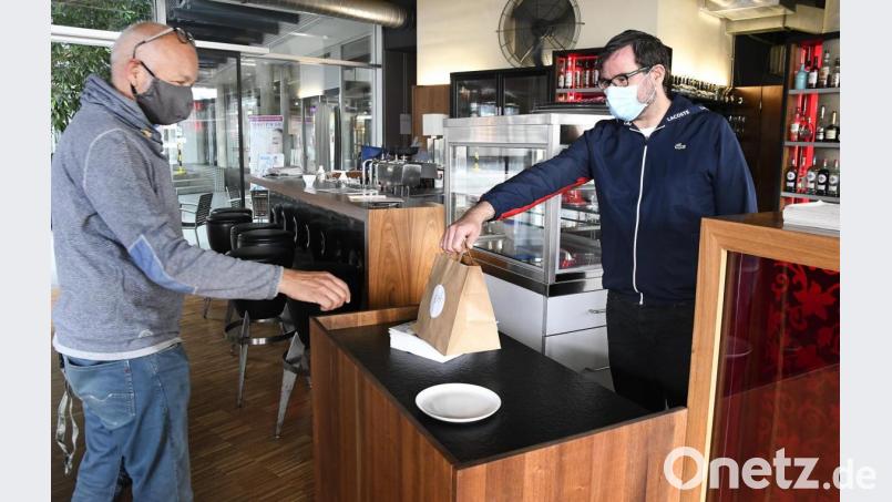 Ab Montag, 18. Mai, ist die Bewirtung von Gästen im Freien wieder erlaubt. Der Chef des Café Kult, Norbert Stöckl (rechts) glaubt, dass das Geschäft nur langsam wieder anlaufen wird. Wie in den vergangene Wochen wird es auch künftig Essen zum Mitnehmen geben. Bild: Petra Hartl