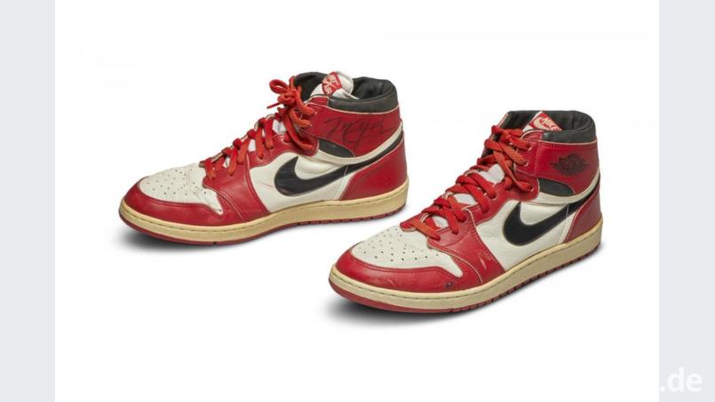 Diese "Nike Air Jordan 1S" sind maßangefertigt. Bild: Sotheby's/dpa