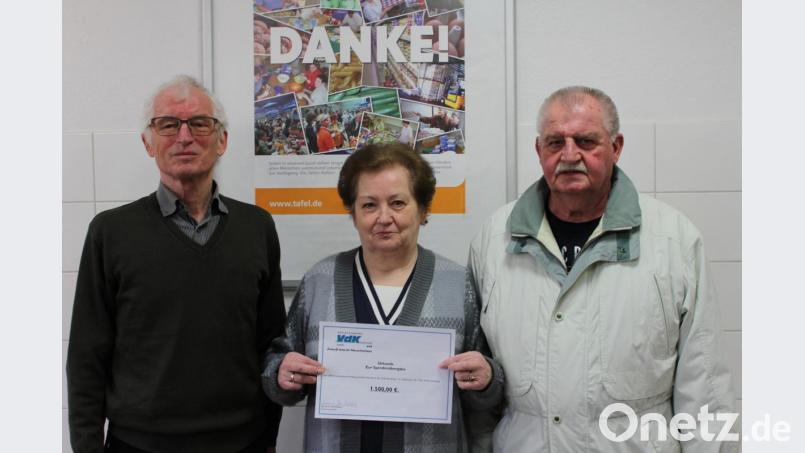 VdK-Kreisvorsitzende Marianne Kies-Baldasty (Mitte) und ihr Stellvertreter Helmut Zetzel (rechts) überreichten die 1500-Euro-Spende an Bernhard Saurenbach, Vorsitzender der Amberger Tafel. Bild: exb