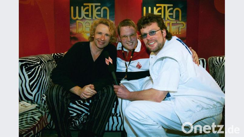 Thomas Gottschalk, Alexander Grundler und Peter Meyer (von links), der damalige Initiator von &quot;Kino für Behinderte&quot;, im &quot;Wetten, dass ...?&quot;-Online-Container auf dem Münchner Messegelände. Bild: WEN