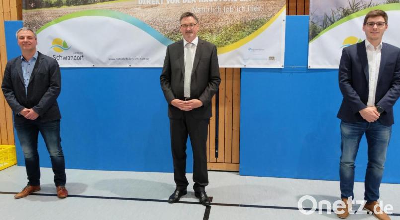 In seiner vierten Wahlzeit trägt Hans Prechtl (Mitte) die Verantwortung als Bürgermeister. Als Zweiter Bürgermeister steht ihm erneut Thomas Rohrwild (links) zur Seite. Dritter Stellvertreter ist der neue Gemeinderat Thomas Pröls (rechts). Bild: ohr