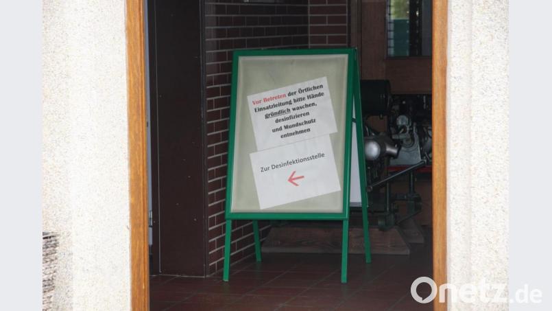 Vorsorge ist bei der Einsatzleitung oberstes Gebot. Auf die Sicherheitsbestimmungen verweist ein Schild im Eingangsbereich. Bild: wro