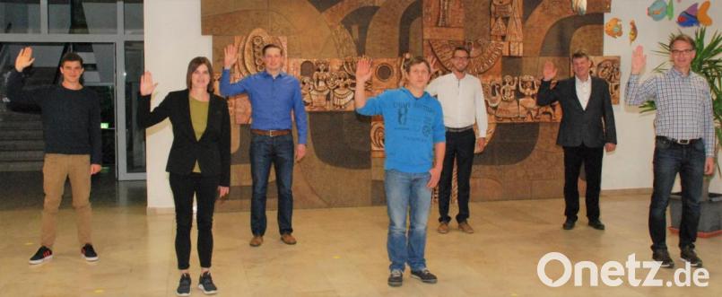 Sieben neue Freudenberger Gemeinderäte werden vereidigt (von links): Wolfgang Peter (ÖDP) , Christina Püschl (FW), Johannes Greß (CSU) , Florian Kraus (FW), Alexander Freller (CSU), Peter Beer (CSU) und Reiner Wiedenbauer (FW). Bild: sche