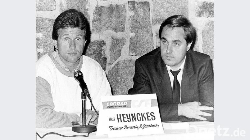 Trainer Jupp Heynckes (links) von Borussia Mönchen-Gladbach am 30.08.1986 im Hotel &quot;Hammermühle&quot; in Freudenberg bei einer Podiumsdiskussion mit Hermann Fellner (rechts), damals 1. Vorsitzender des 1. FC Amberg. Tags darauf wurde im FC-Stadion am Schanzl das DFB-Pokalspiel der 1. Hauptrunde gegen den Bundesligisten Borussia Mönchen-Gladbach ausgetragen. Endstand vor 6000 Zuschauern : 0:7- Archivbild: Hubert Ziegler