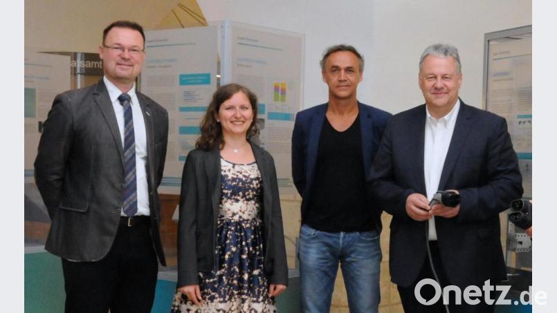 Der Landkreis Amberg-Sulzbach und die Stadt Amberg machen beim Klimaschutz gemeinsame Sache. Ein interkommunales Bündnis soll die Zusammenarbeit in diesem Bereich noch stärker betonen. Landrat Richard Reisinger, Joachim Scheid (Klimaschutzkoordinator Landkreis Amberg-Sulzbach), Corinna Loewert (Klimaschutzmanagerin Stadt Amberg) und Florian Junkes (ZEN-Vorsitzender) bei der Eröffnung einer Klimaschutzausstellung im vergangenen Jahr. Bild: Christine Hollederer