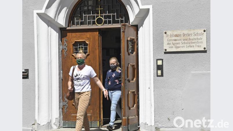 Die Maske und ein gebührender Abstand gehören einfach dazu. Die Schülerinnen und die Besucher der Dr.-Johanna-Decker-Schulen haben das bereits verinnerlicht. Bild: Petra Hartl